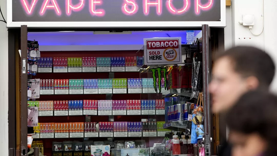 Большинство взрослых в Англии ошибочно полагают, что вейпинг хуже или так же вреден, как курение