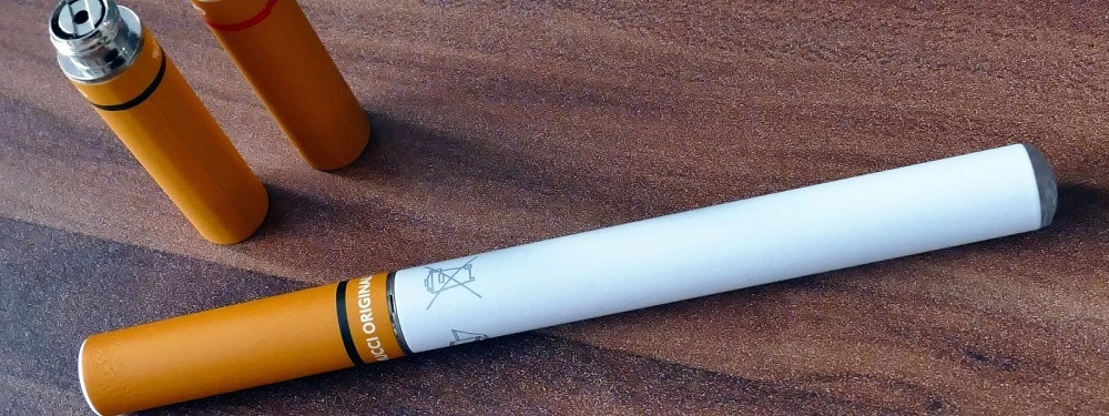 Ученые признали электронные сигареты более безопасными, чем обычные